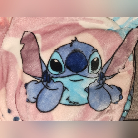 DISNEY- STITCH 60" x 70" Plush Cloud Throw/Blanket NWT - Picture 3 of 4
